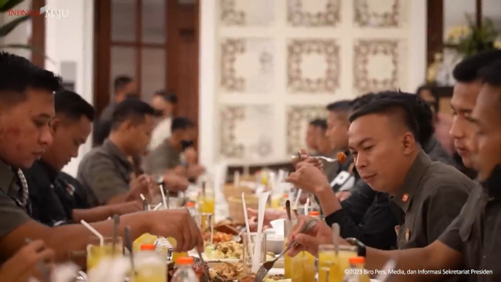 Momen Para Pengawal Diajak Jokowi dan Iriana Makan Bersama Usai Diguyur Hujan