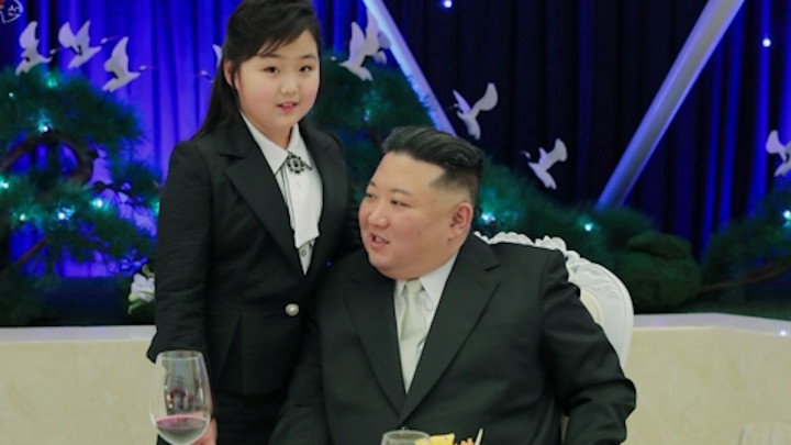 Kim Jong-un Gandeng Putrinya Melihat Parade Militer Pasukan Korea Utara