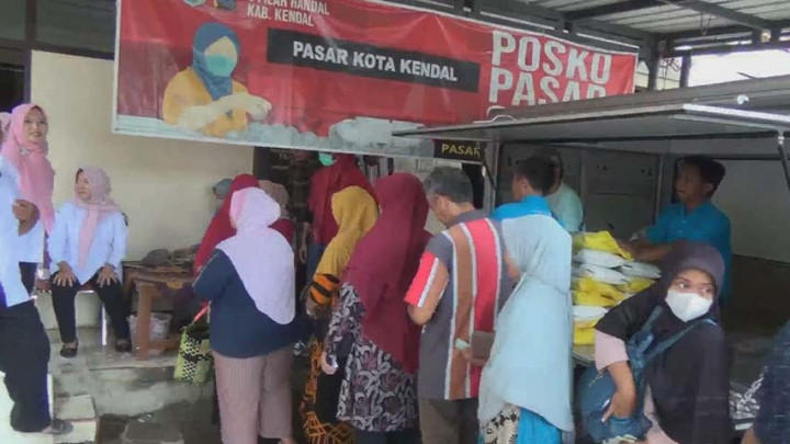 Tekan Harga Beras, Disdagkop UKM Kendal Lakukan Operasi Pasar Beras Murah