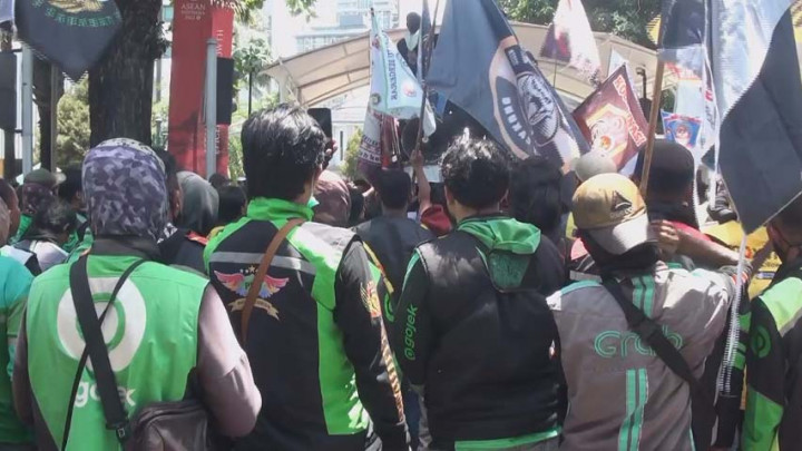 Tolak Jalan Berbayar, Ratusan Ojol Kepung Gedung Balaikota