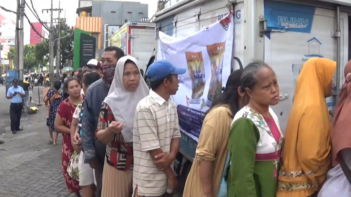 Harga Beras Melonjak, Warga  Surabaya Rela Antre Demi Beras Murah