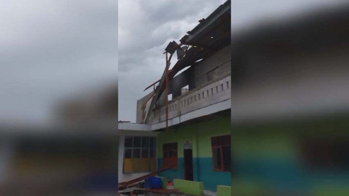 Bangunan Sekolah di Karawang Rusak Akibat Terjangan Puting Beliung
