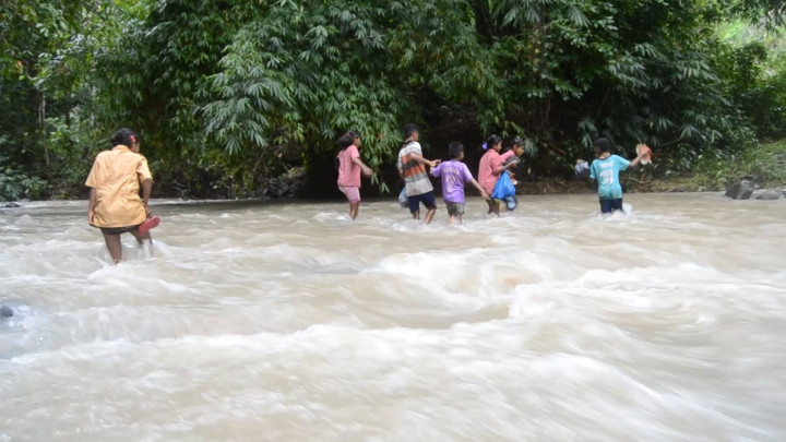 Demi Menuntut Ilmu, Siswa Flotim Bertaruh Nyawa Sebrangi Sungai