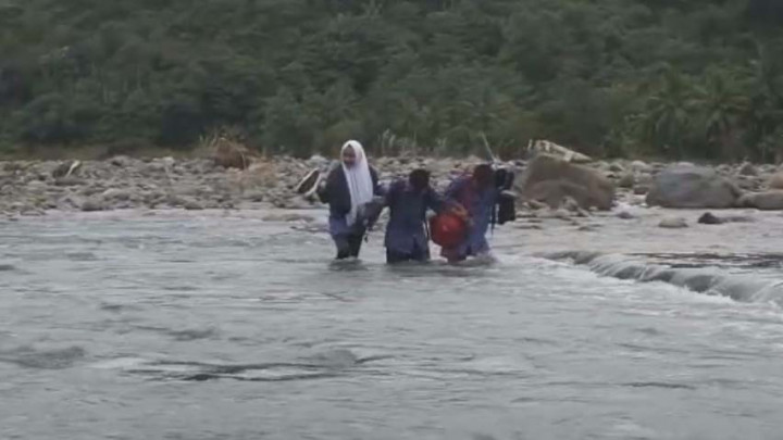 Jembatan Putus, Siswa di Garut Menantang Maut Demi Pendidikan
