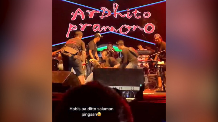 Detik-detik Ardhito Pramono Jatuh Pingsan Saat Bernyanyi di Atas Panggung