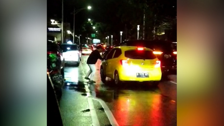 Tak Terima Ditegur, Mobil Taksi Online Dirusak Pengemudi SUV