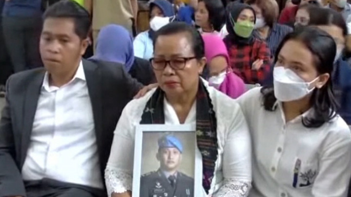 Rosti Simanjuntak Bawa Foto Brigadir J ke Ruang Sidang Vonis Sambo