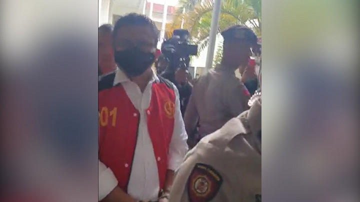 Penampakan Sambo Keluar Ruangan Sidang Usai Divonis Hukuman Mati