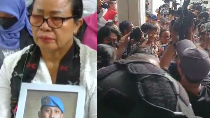 Detik-detik Ibunda Yosua Keluar dari Ruang Sidang Sambil Memeluk Foto Anaknya