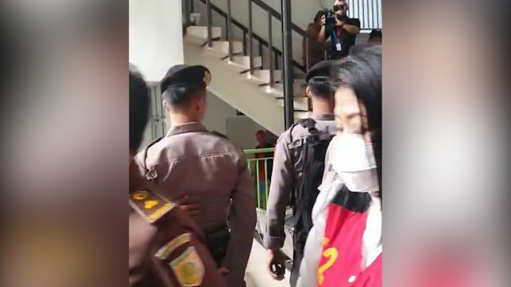 Momen Putri Candrawathi Saat Memasuki Ruang Sidang Jelang Vonis
