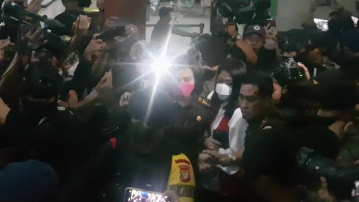 Begini Penampakan Putri Candrawathi Keluar Ruangan Sidang Usai Divonis 20 Tahun Penjara