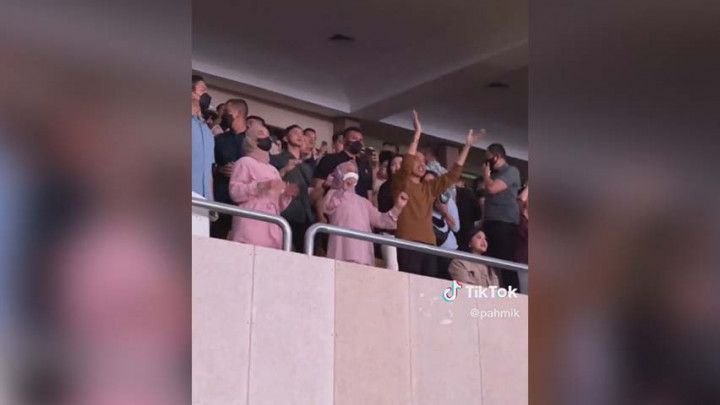 Momen Jokowi dan Iriana Nyanyi Lagu 'Separuh Nafas' di Konser Dewa19