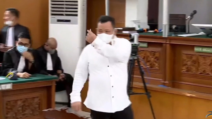 Kuat Ma'ruf Kembali Beri Love Sign saat Masuk Ruang Sidang untuk Hadapi Vonis