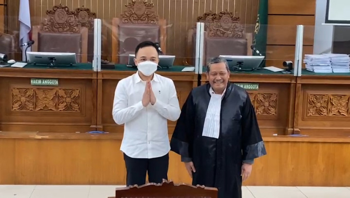Inilah Momen Ricky Rizal Diajak Pengacara untuk Sapa Awak Media