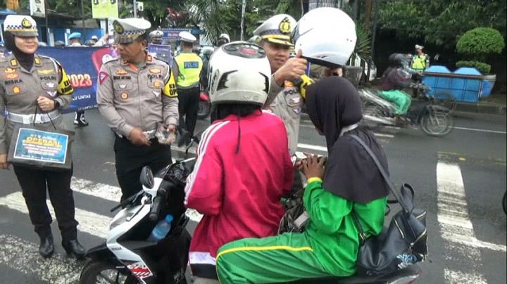Gelar Operasi Keselamatan Maung, Polisi Bagikan Helm Gratis ke Pengendara