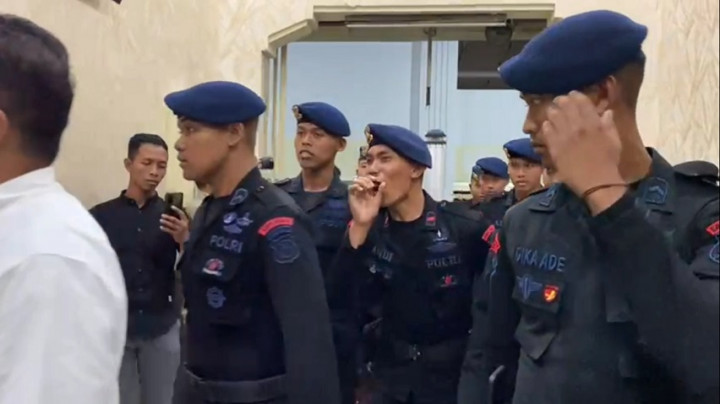 Puluhan Anggota Brimob Bikin Gaduh Saat Persidangan Tragedi Kanjuruhan