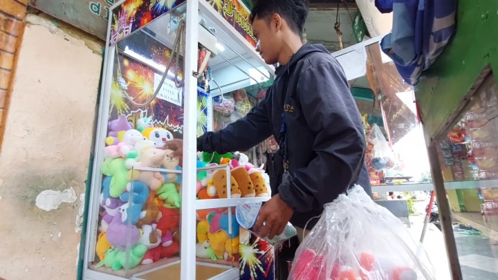 Sudah Diharamkan MUI, Permainan Capit Boneka Masih Marak