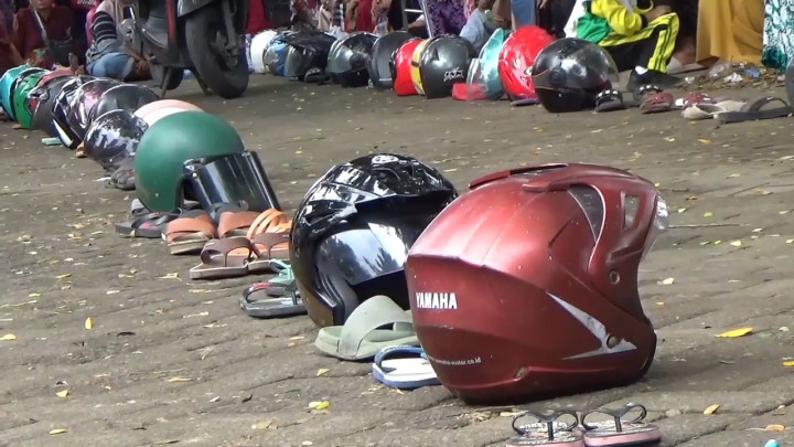 Operasi Pasar Beras Murah di Pasuruan Terlambat, Warga Antre dengan Sandal dan Helm