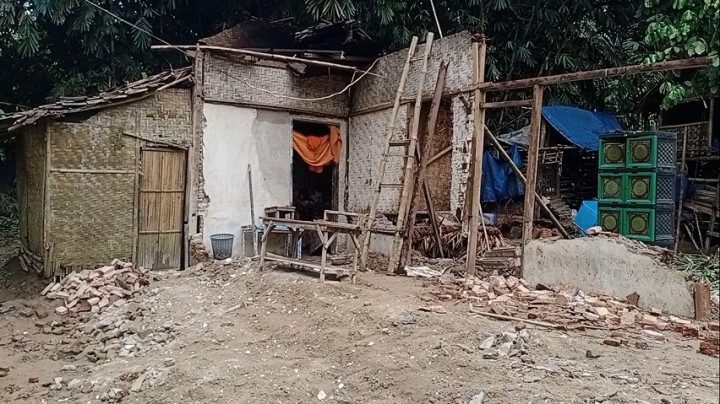 Akibat Rumah Ambruk, Keluarga di Banten Terpaksa Tinggal di Gubuk