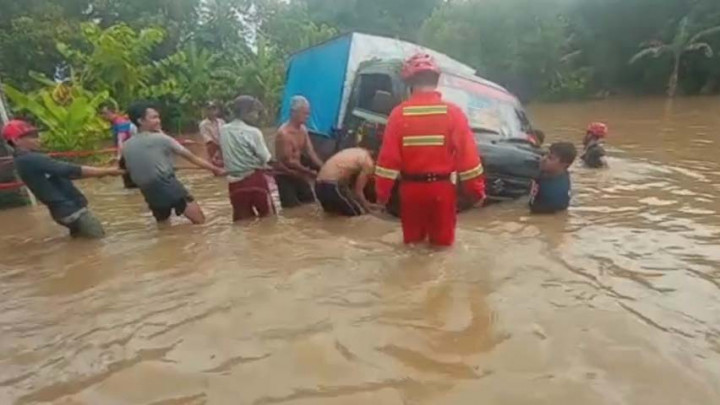 Nekat Terobos Banjir, Mobil Bak di Kabupaten Maros Terperosok ke Saluran Air