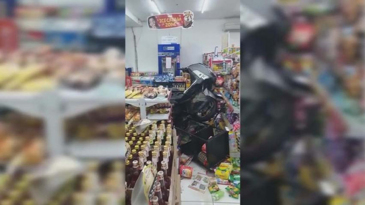 Pengendara Mabuk, Sebuah Motor Tabrak Masuk Sebuah Minimarket