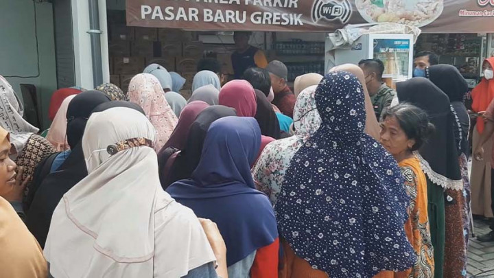 Menjelang Bulan Puasa, Warga Berdesak-desakan Serbu Operasi Minyakkita