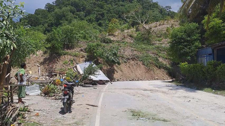 Jalan Utama di Kecamatan Takari Lumpuh Akibat Longsor