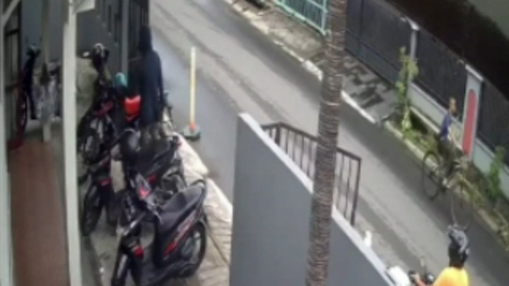 Viral! Pencurian Motor Trail Terekam CCTV di Bekasi