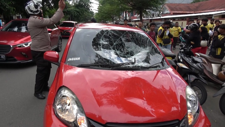 Mobil Pelaku yang Kabur Usai Isi BBM Diamuk Warga