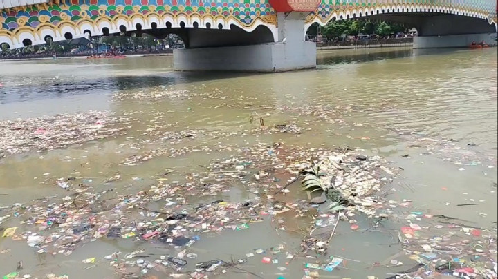 Miris! Sungai Cisadane Kini Dipenuhi Lautan Sampah