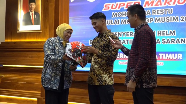 Jelang Moto3 GP, Pembalap Mario Aji Berikan Helm Kepada Gubernur Jatim