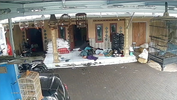 Modus Meminta Sumbangan, Pencuri Hp Terekam CCTV