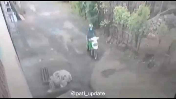 Viral! Seorang Nenek Menjadi Korban Hipnotis di Pati Terekam CCTV