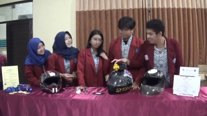 Wow! Raih Medali Emas, Pelajar di Surabaya Rancang Helm Pencegah Gegar Otak