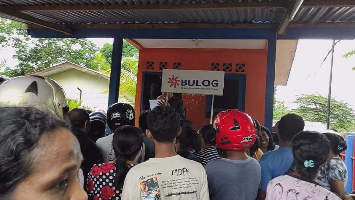 Demi Beras Murah, Ratusan Warga Datangi Kantor Bulog Maumere