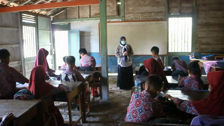 Miris! Bangunan Sekolah Rusak Parah,  Siswa di Blora Belajar di Rumah Warga
