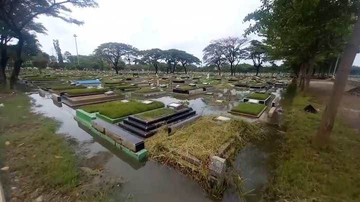 Pasca Diguyur Hujan, Ratusan Makam di Cilincing Terendam Banjir