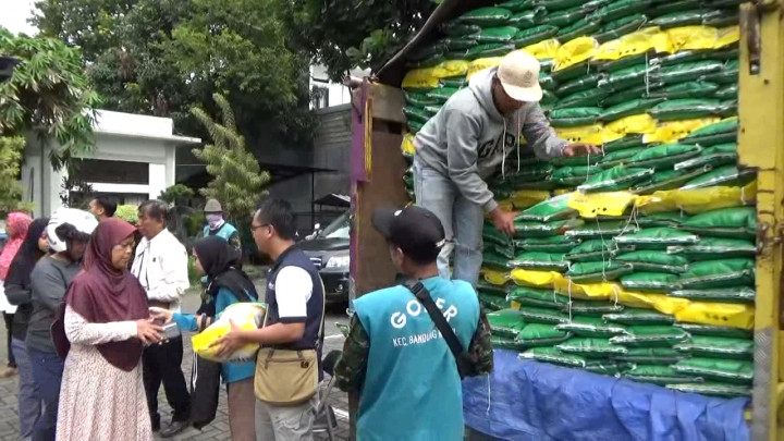 Emak-Emak Serbu Beras Murah di Kota Bandung
