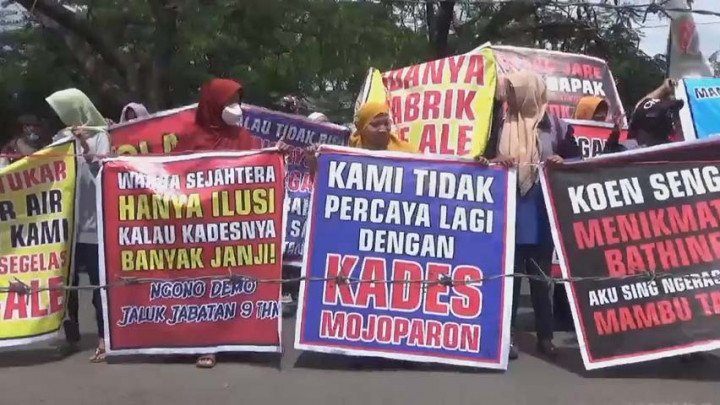 Ratusan Warga Desa Mojoparon Demo Akibat Sumur Terkuras Pabrik Minuman