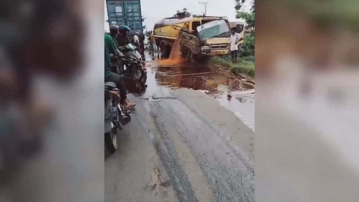Tangki Truk CPO Tumah ke Jalan Akibat Serempet Truk Kontainer