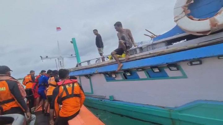 Tim SAR Evakuasi 12 Kru Kapal Mati Mesin di Kabupaten Kupang