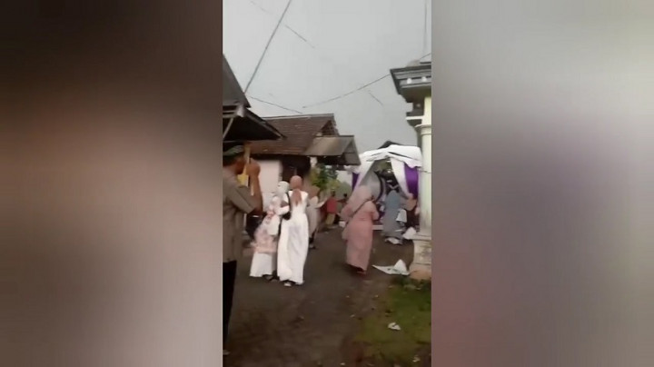 Detik-detik Angin Puting Beliung Porak-porandakan Acara Pernikahan