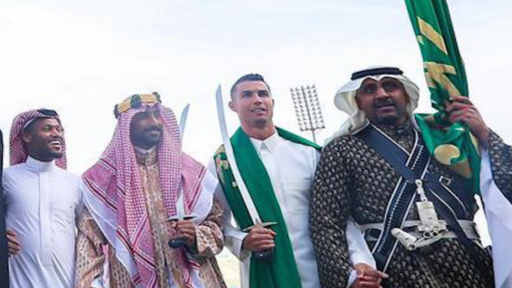 Pakai Thobe, Christiano Ronaldo Ikut Rayakan Hari Berdirinya Arab Saudi