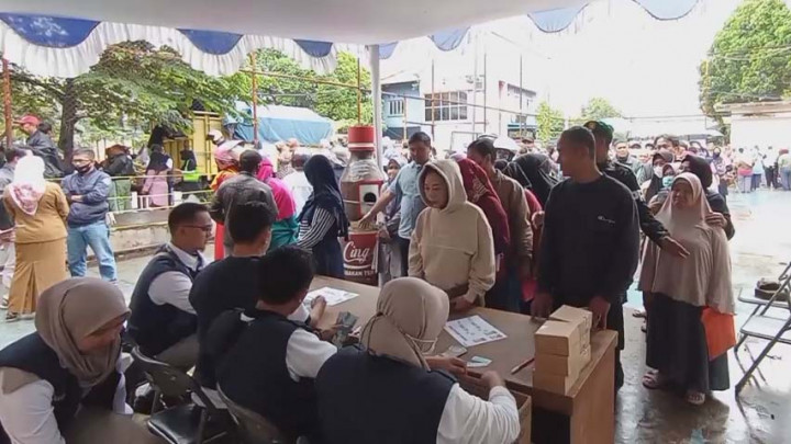 Warga di Cimahi Rela Antri Berjam-jam Demi Beras Murah