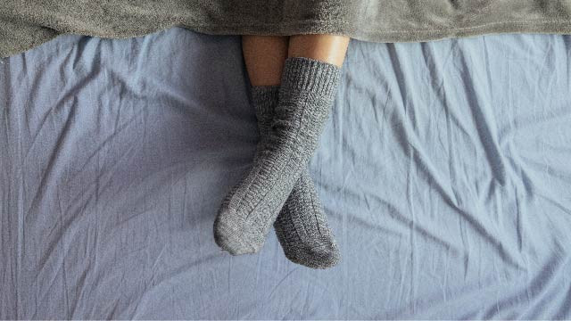 Tidur Malam Pakai Kaos Kaki Ternyata Miliki Segudang Manfaat