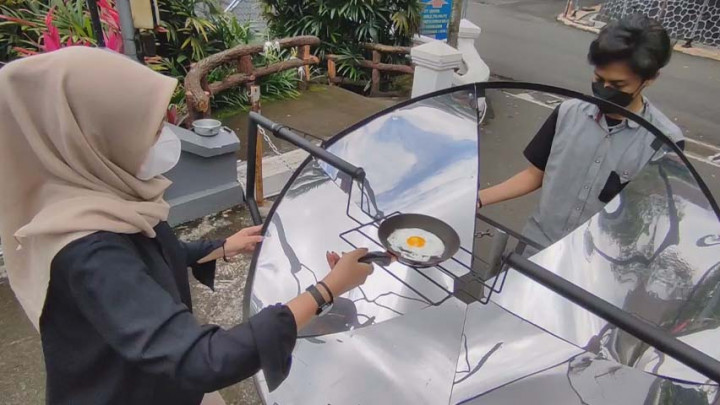 Luar Biasa! Mahasiswa UMM Ciptakan Kompor Tenaga Surya