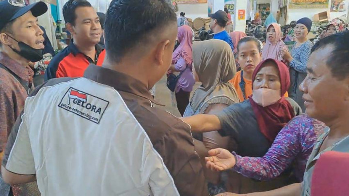 Ratusan Warga Berebut Kupon Operasi Pasar Untuk Minyak dan Beras di Demak