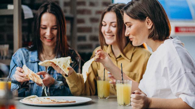 Hati-hati! Berbagi Alat Makan dengan Kerabat Bisa Menularkan Penyakit
