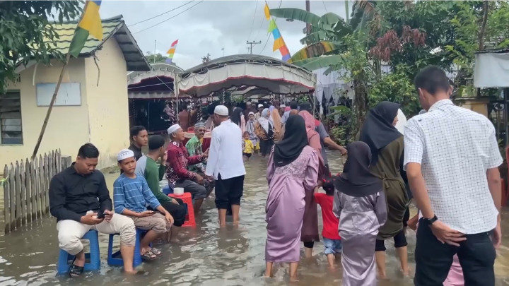 Viral, Pesta Pernikahan di Banjar Berlangsung di Tengah Banjir