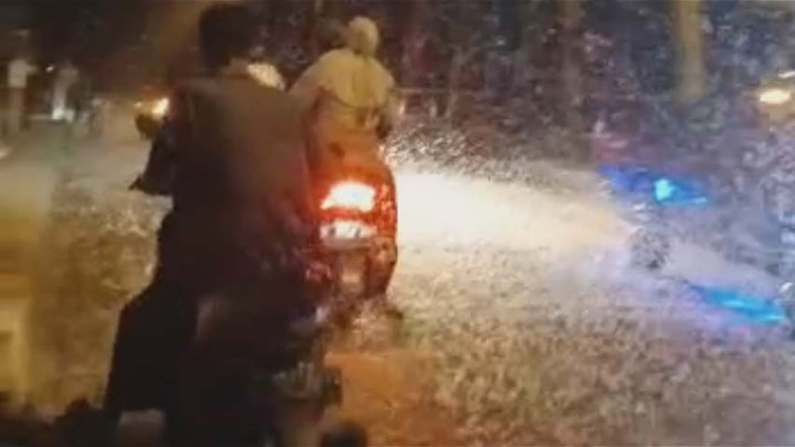 Sejumlah Pemotor Berjatuhan Akibat Serangan Kawanan Klaper di Mojokerto